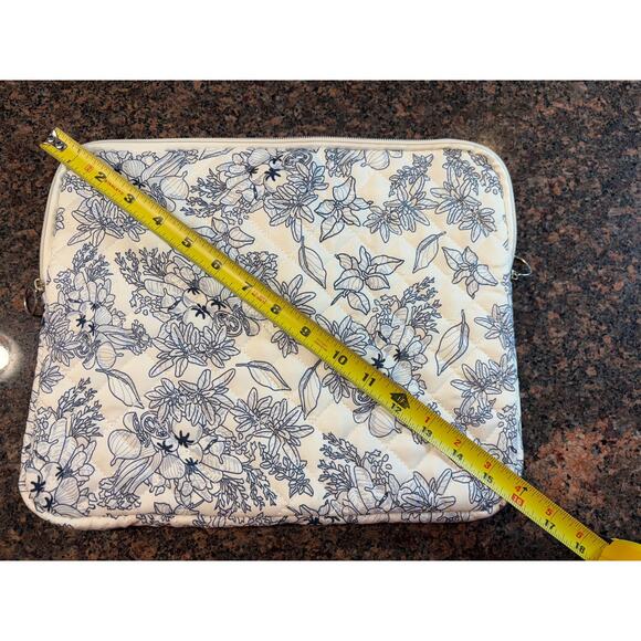NWOT 13" Laptop Sleeve Quilted White with Blue Floral Print - Picture 8 of 9